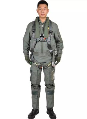 同样是开飞机,为什么战斗机飞行员要穿成这样?